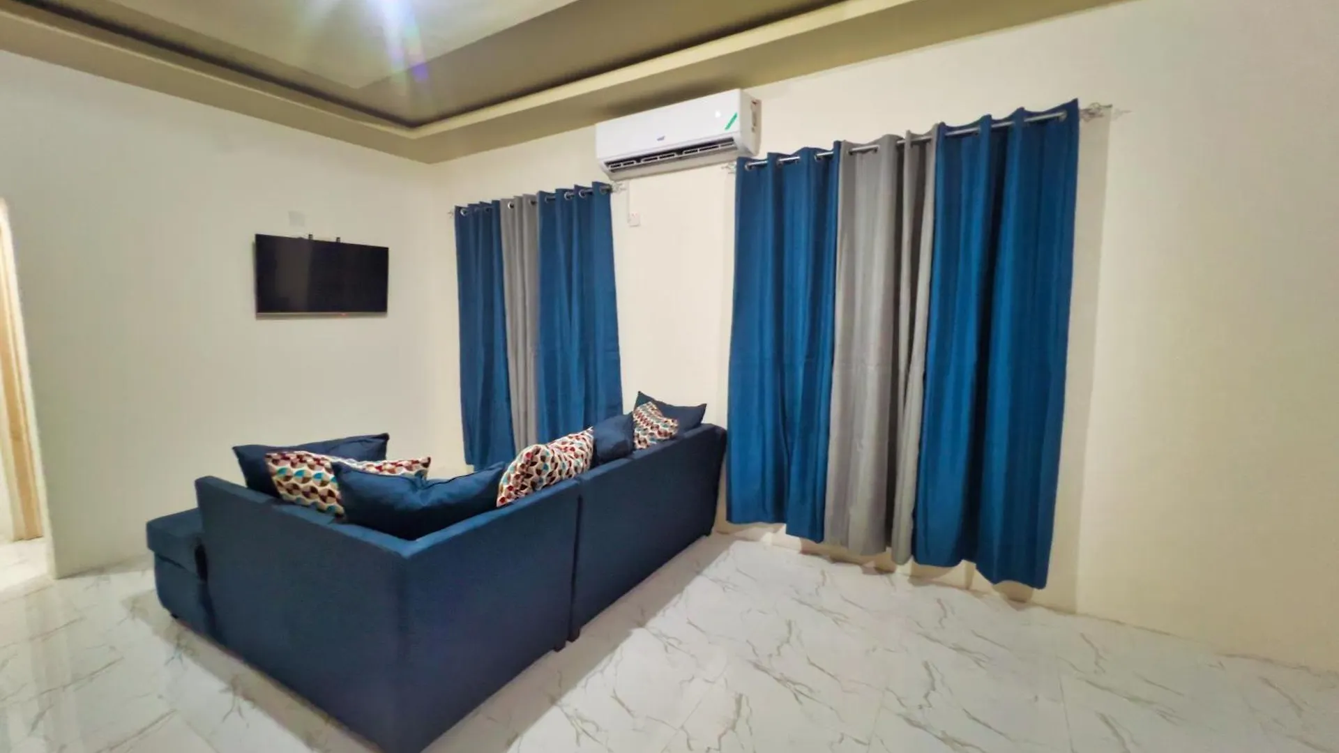 Centrally Located Private 1 Bed King Suite Kingston Apartment